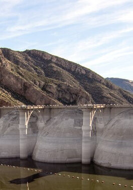 Picture of a damn surrounded by mountains.